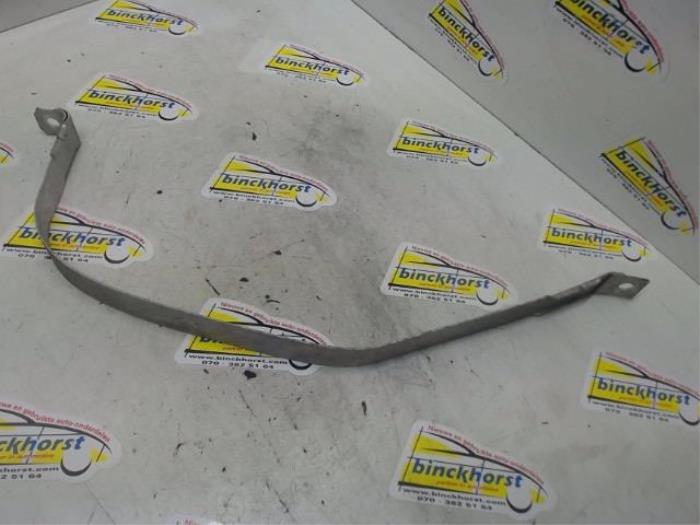 Fuel tank mounting bracket