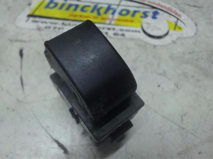 Usados Interruptor de ventanilla eléctrica Toyota Corolla Verso (R10/11) 2.0 D-4D 16V Precio € 15,75 Norma de margen ofrecido por Binckhorst BV