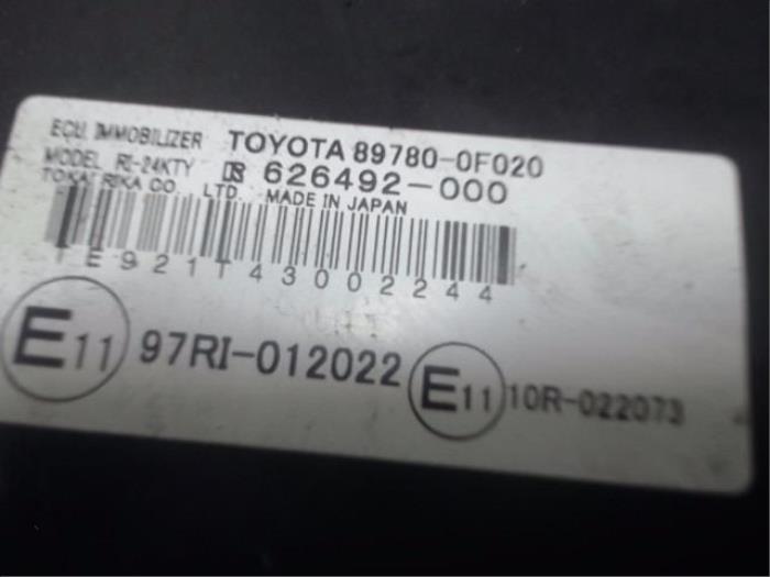 Zündschloss + Steuergerät van een Toyota Corolla Verso (R10/11) 2.0 D-4D 16V 2004