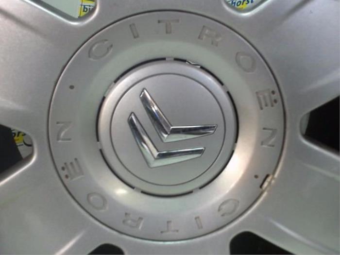 Wheel from a Citroën C4 Berline (LC) 1.6 HDi 16V 2006