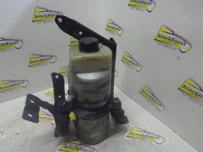 Used Power steering pump Ford Focus 2 2.0 TDCi 16V Price € 94,50 Margin scheme offered by Binckhorst BV