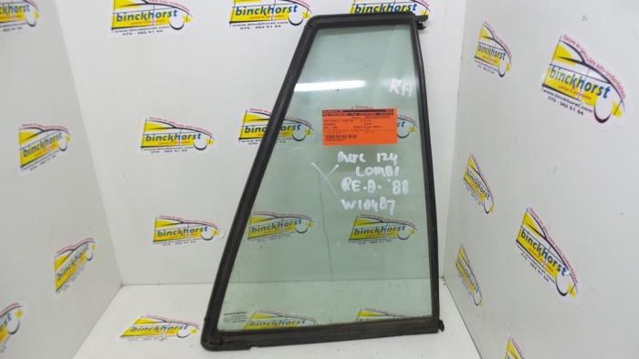 Usados Ventanilla triangular derecha detrás Mercedes E Combi (S124) 2.0 200 T Precio € 26,25 Norma de margen ofrecido por Binckhorst BV