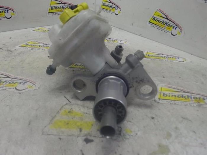 Master cylinder from a Opel Astra J Sports Tourer (PD8/PE8/PF8) 1.7 CDTi 16V 2012