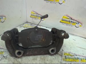 Used Front brake calliperholder, right Mercedes C Combi (S203) 2.2 C-220 CDI 16V Price € 26,25 Margin scheme offered by Binckhorst BV