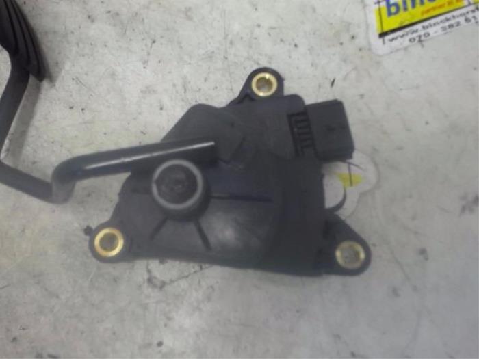 Accelerator pedal Renault Clio III 1.5 dCi 70 8200297335