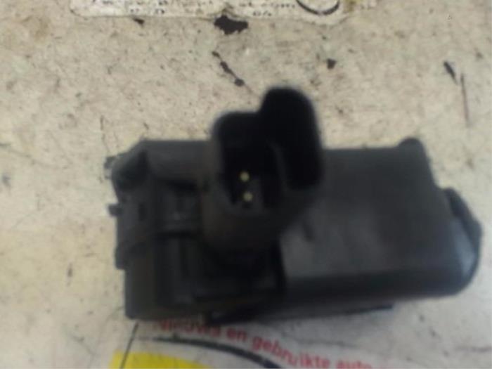 Tank flap lock motor from a Citroën C4 Grand Picasso (3A) 1.6 16V THP 155 2014