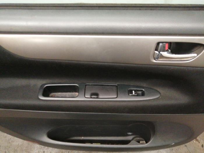 Tür 4-türig links hinten van een Toyota Avensis Verso (M20) 2.0 16V VVT-i D-4 2004