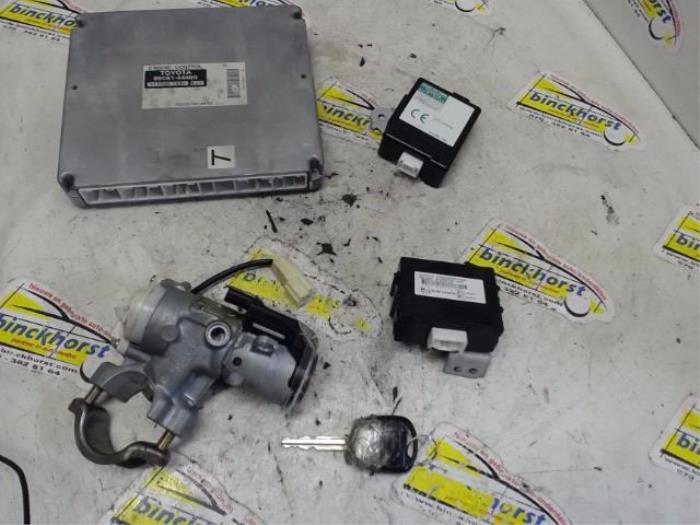 Used Ignition lock + computer Toyota Avensis Verso (M20) 2.0 16V VVT-i D-4 Price € 157,50 Margin scheme offered by Binckhorst BV