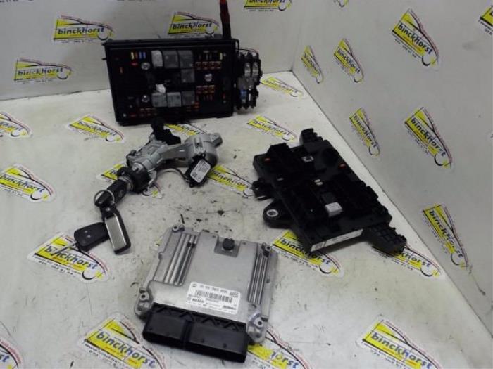 Used Ignition lock + computer Opel Astra J Sports Tourer (PD8/PE8/PF8) 1.3 CDTI 16V ecoFlex Price € 156,45 Margin scheme offered by Binckhorst BV