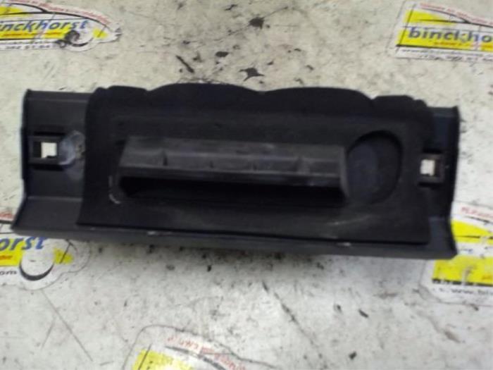 Tailgate handle from a Peugeot 206+ (2L/M) 1.1 XR,XS 2010