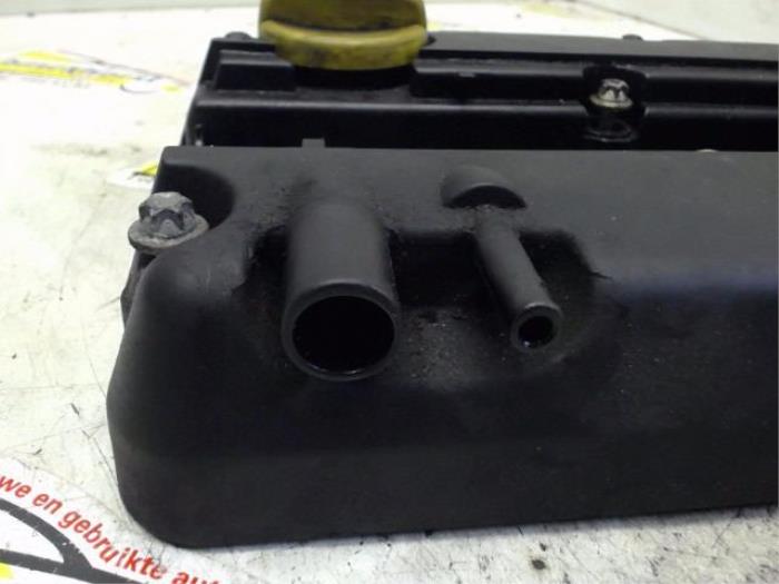 Ventildeckel van een Opel Agila (A) 1.2 16V 2000
