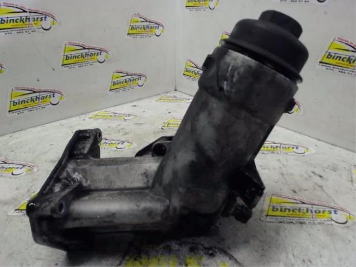 Oil filter housing from a BMW 3 serie Compact (E46/5) 320td 16V 2004