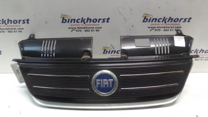 Używane Grill Fiat Idea (350AX) 1.4 16V Cena € 26,25 Procedura marży oferowane przez Binckhorst BV