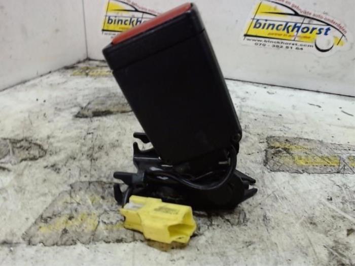 Rear seatbelt buckle, right from a Volvo V60 I (FW/GW) 2.4 D5 20V 2011