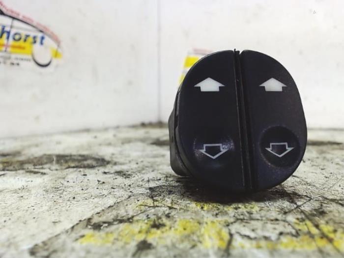 Usados Interruptor de ventanilla eléctrica Ford Ka I 1.3i Precio € 26,25 Norma de margen ofrecido por Binckhorst BV