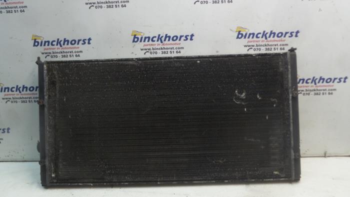 Radiateur d'un Volkswagen Passat (35I) 1.6i 1996