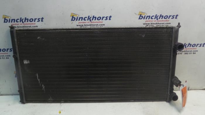 Radiateur d'un Volkswagen Passat (35I) 1.6i 1996