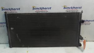 Radiateur d'un Volkswagen Passat (35I) 1.6i 1996