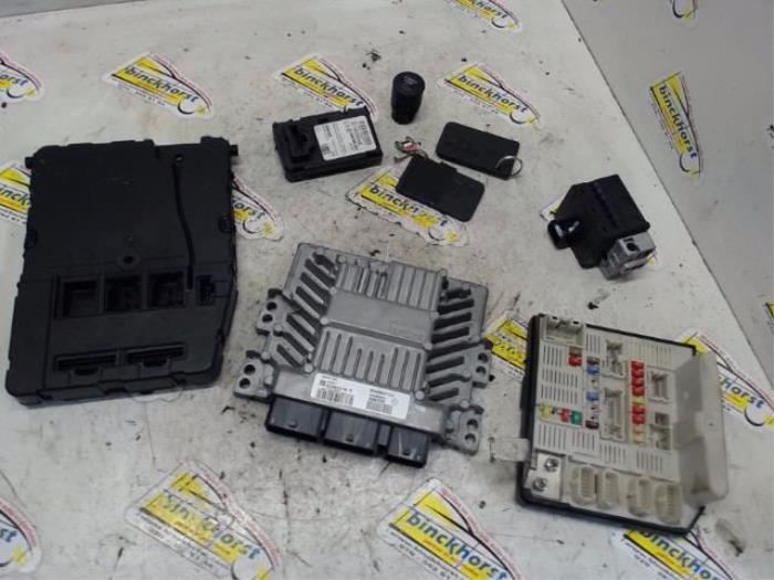 Used Ignition lock + computer Renault Scénic II (JM) 1.5 dCi 105 FAP Price € 157,50 Margin scheme offered by Binckhorst BV