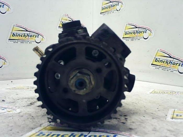 Usagé Pompe diesel Volvo V50 (MW) 1.6 D 16V Prix € 131,25 Règlement à la marge proposé par Binckhorst BV