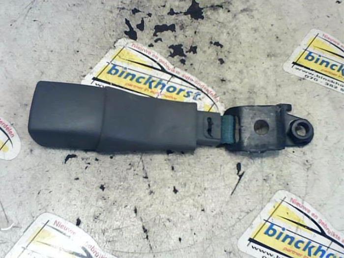 Rear seatbelt buckle, right from a Toyota Prius (NHW20) 1.5 16V 2009