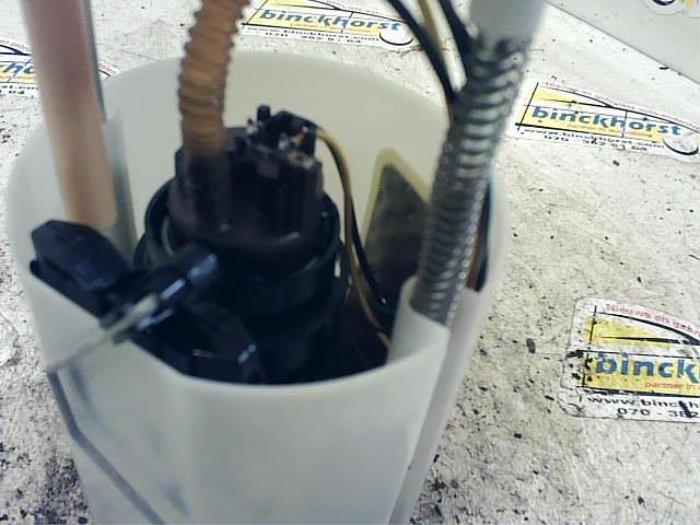 Electric fuel pump from a Seat Ibiza ST (6J8) 1.4 16V 2010