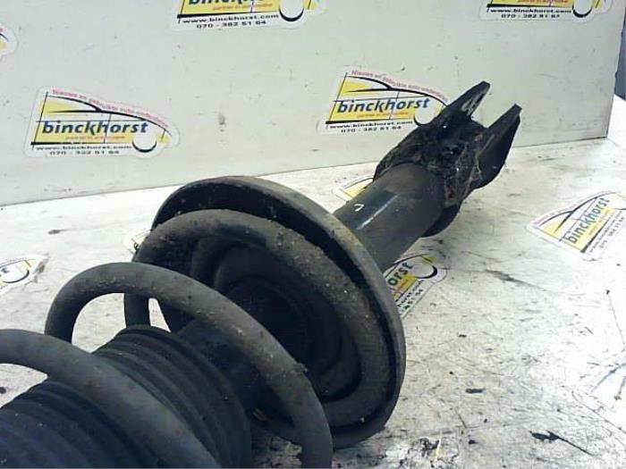 Barra de amortiguador izquierda delante de un Opel Corsa B (73/78/79) 1.4i 1997
