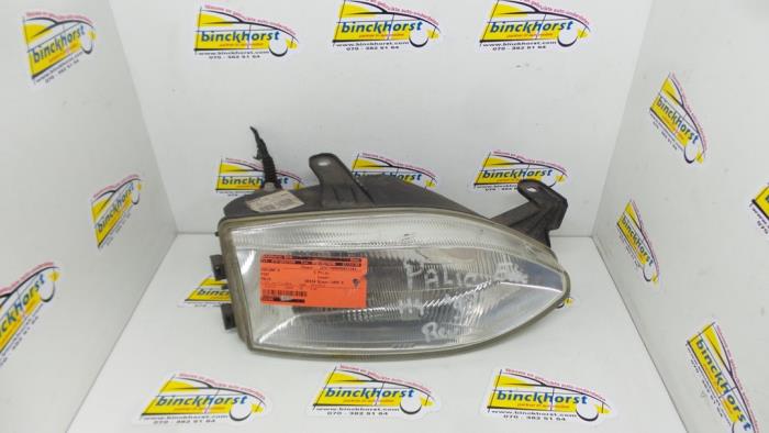 Używane Reflektor prawy Fiat Palio Weekend (178D) 1.6 16V Cena € 26,25 Procedura marży oferowane przez Binckhorst BV