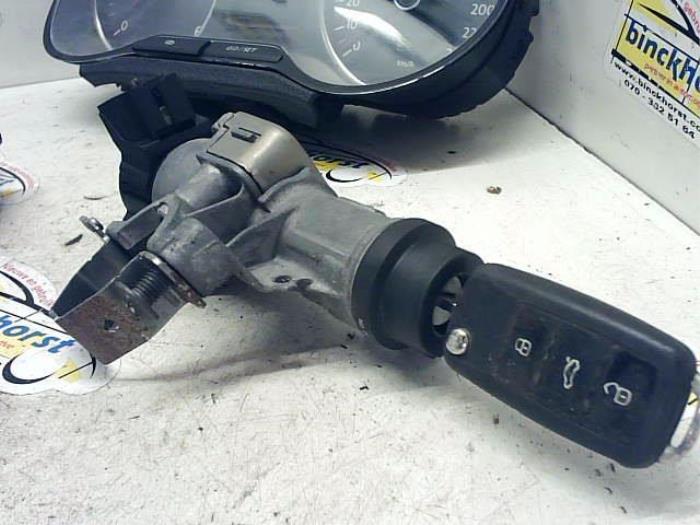 Ignition lock + computer from a Volkswagen Polo V (6R) 1.6 TDI 16V 90 2010
