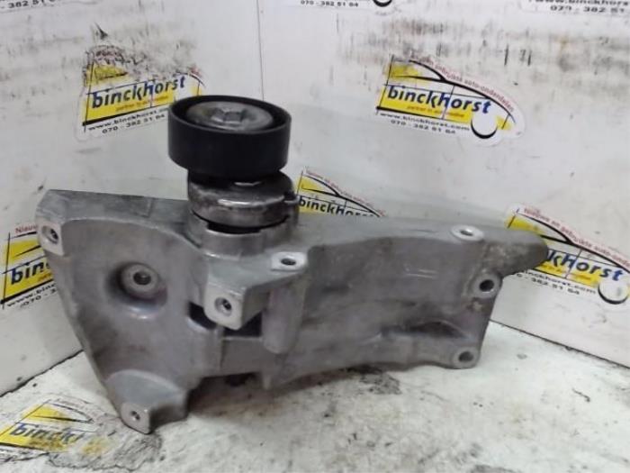 Usagé Support dynamo bas Volkswagen Polo IV (9N1/2/3) 1.4 16V Prix € 26,25 Règlement à la marge proposé par Binckhorst BV