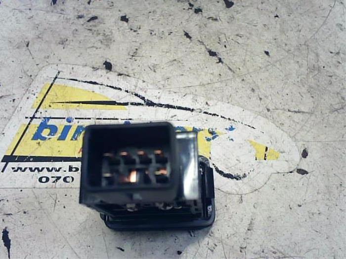 Fog light switch Hyundai Tucson 2.0 16V CVVT 4x2 937402E001