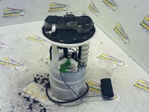 Usados Bomba eléctrica de combustible Renault Twingo II (CN) 1.2 16V Precio € 42,00 Norma de margen ofrecido por Binckhorst BV