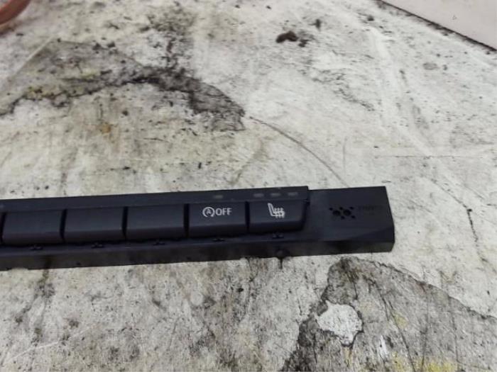 Seat heating switch from a BMW 1 serie (E82) 120d 16V 2008