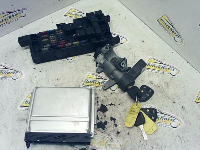Used Ignition lock + computer Volvo S60 I (RS/HV) 2.4 D 20V Price € 103,95 Margin scheme offered by Binckhorst BV