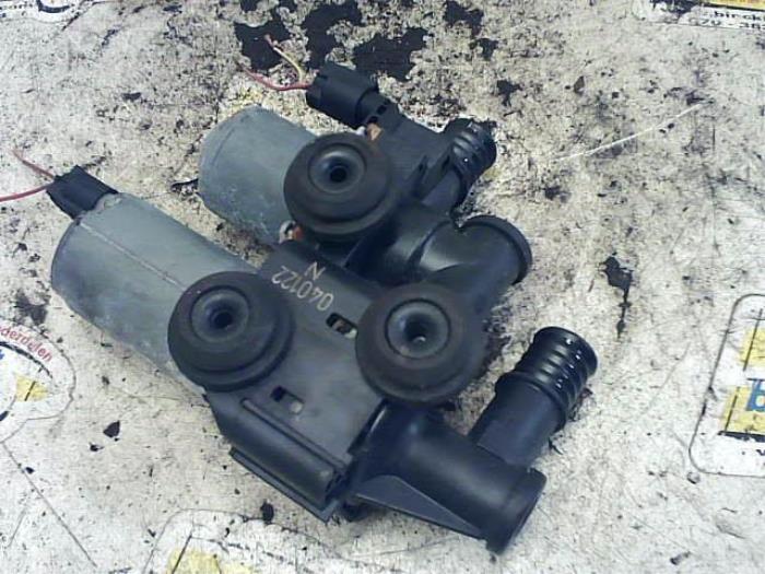 Additional water pump from a BMW 3 serie Compact (E46/5) 320td 16V 2004