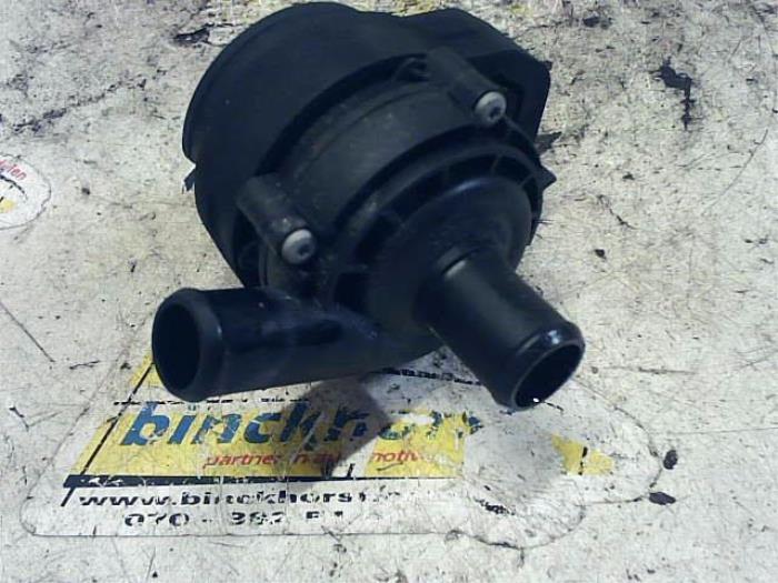 Additional water pump from a Mercedes-Benz Vito (639.7) 3.0 122 CDI V6 24V 2013