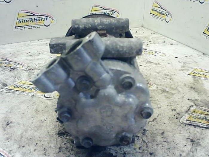 Air conditioning pump from a Renault Clio III (BR/CR) 1.5 dCi FAP 2011