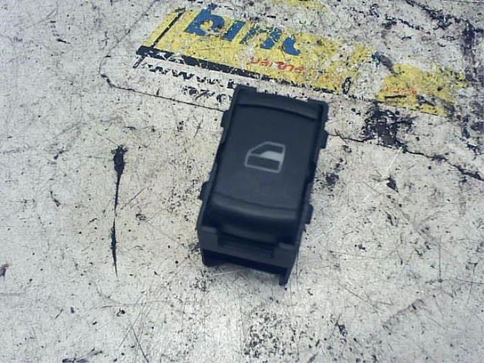 Usados Interruptor de ventanilla eléctrica Volkswagen Golf IV Variant (1J5) 1.9 TDI 90 Precio € 10,50 Norma de margen ofrecido por Binckhorst BV