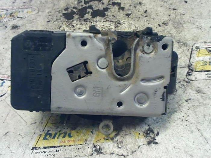Door lock mechanism 2-door, left from a Opel Combo (Corsa C) 1.7 DI 16V 2004