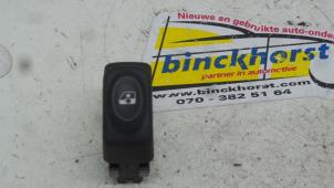 Usados Interruptor de ventanilla eléctrica Renault Megane Scénic (JA) 1.9dTi RN,RT Precio € 15,75 Norma de margen ofrecido por Binckhorst BV