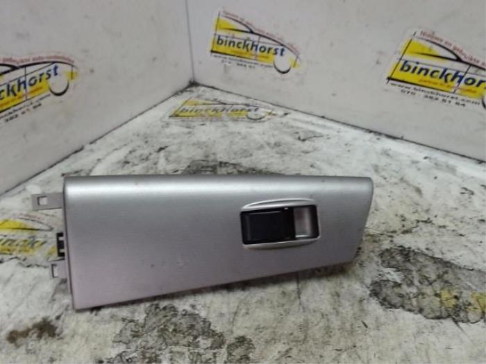Usados Interruptor de ventanilla eléctrica Toyota Corolla (E12) 1.4 D-4D 16V Precio € 15,75 Norma de margen ofrecido por Binckhorst BV