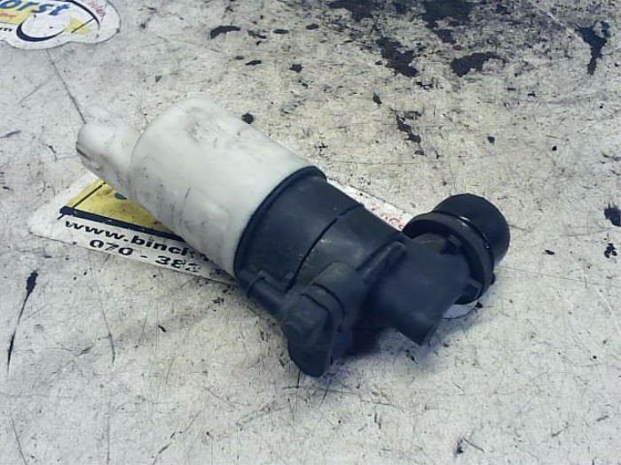 Windscreen washer pump from a Nissan Primastar 2.5 dCi 150 16V 2007