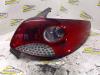 Taillight, right from a Peugeot 206+ (2L/M), 2009 / 2013 1.1 XR,XS, Hatchback, Petrol, 1.124cc, 44kW (60pk), FWD, TU1JP; HFX, 2009-04 / 2013-06, 2LHFX; 2MHFX 2009