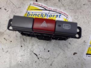 Usados Interruptor de luz de pánico Daihatsu Cuore (L251/271/276) 1.0 12V DVVT Precio € 19,95 Norma de margen ofrecido por Binckhorst BV
