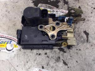 Używane Mechanizm blokady drzwi prawych wersja 2-drzwiowa Chevrolet Kalos (SF48) 1.4 16V Cena € 30,45 Procedura marży oferowane przez Binckhorst BV
