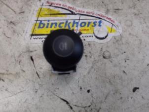 Usados Interruptor luz antiniebla Mitsubishi Colt (Z2/Z3) 1.1 12V Precio € 10,50 Norma de margen ofrecido por Binckhorst BV