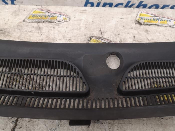 Cowl top grille from a Ford Fiesta 6 (JA8) 1.6 TDCi 16V ECOnetic 2013