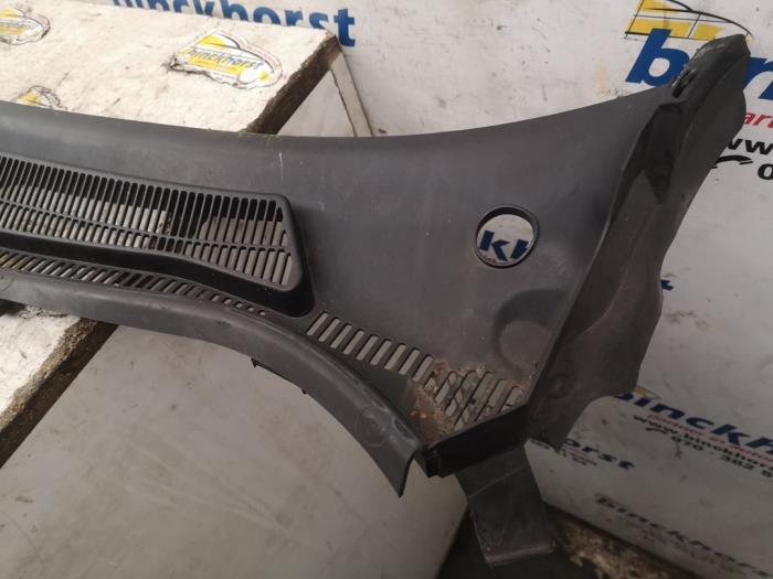 Cowl top grille from a Ford Fiesta 6 (JA8) 1.6 TDCi 16V ECOnetic 2013