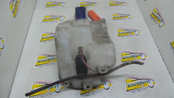 Front windscreen washer reservoir from a Fiat Bravo (182A) 1.6 SX 16V 1998