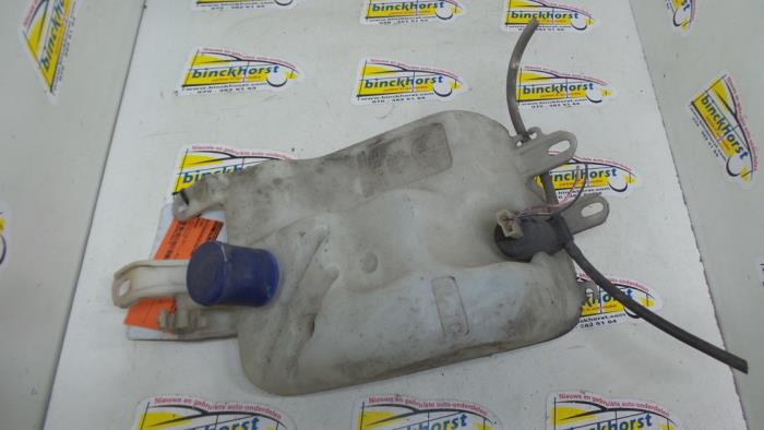 Front windscreen washer reservoir from a Fiat Bravo (182A) 1.6 SX 16V 1998